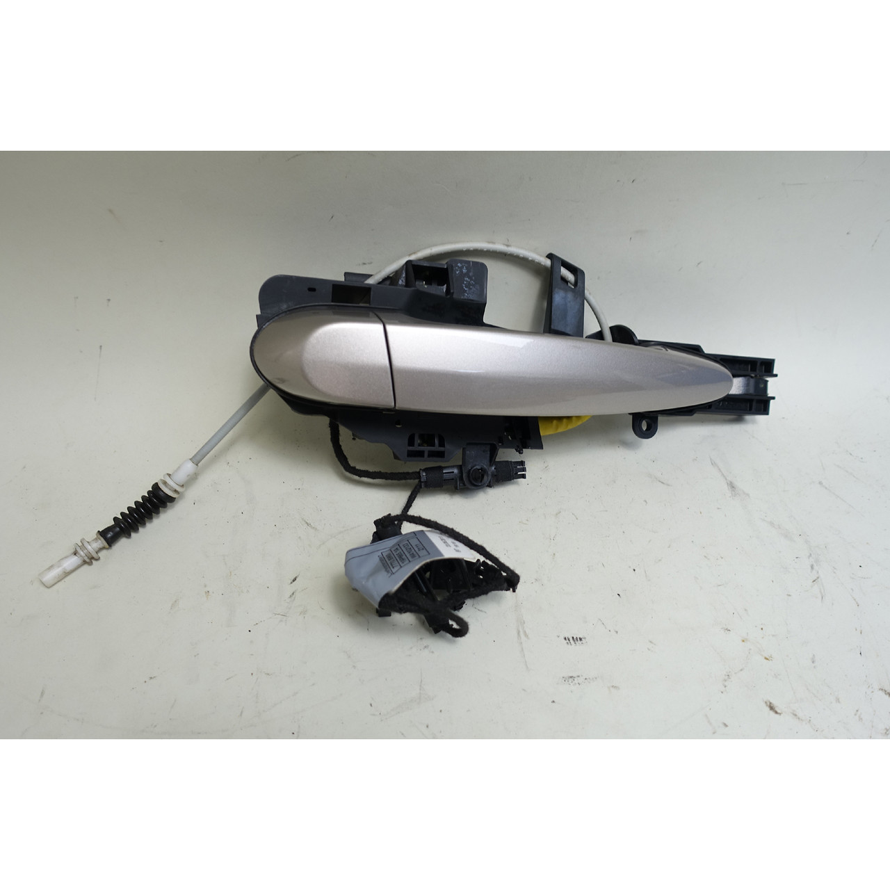 08-13 BMW E82 E88 1-Series Right Exterior Outside Door Handle Kashmir Silver OEM 08-13 BMW E82 E88 1-Series Right Exterior Outside Door Handle Kashmir Silver OEM