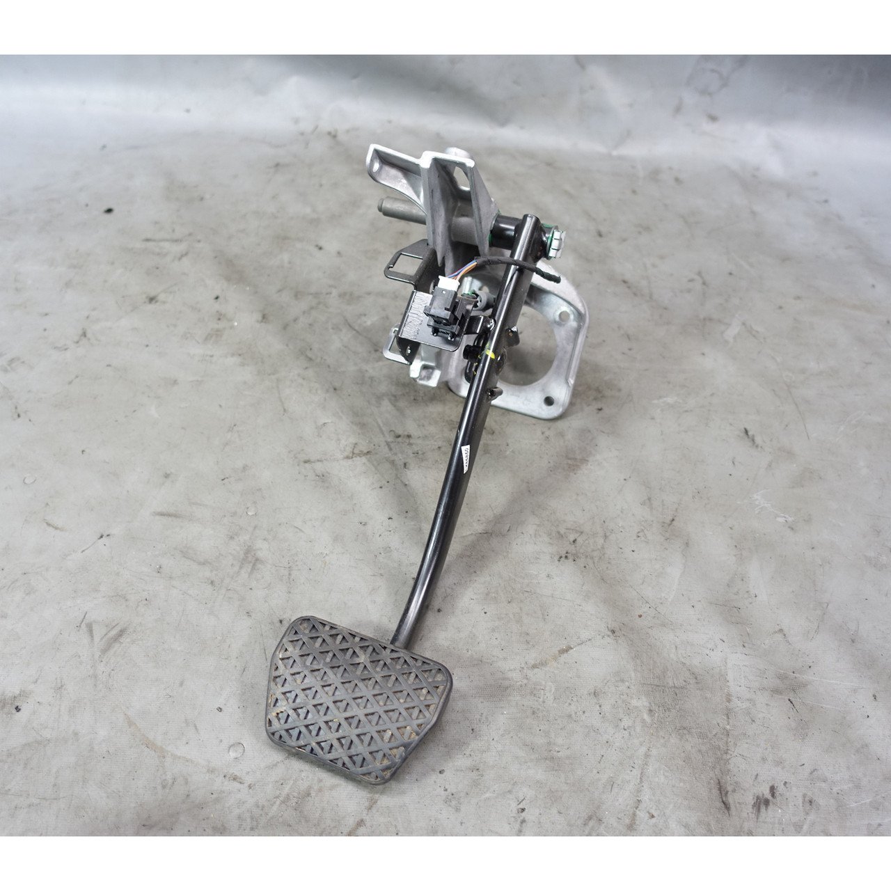 1999-2008 BMW E46 3-Series E85 Z4 Brake Pedal and Bracket Assembly OEM 1999-2008 BMW E46 3-Series E85 Z4 Brake Pedal and Bracket Assembly OEM
