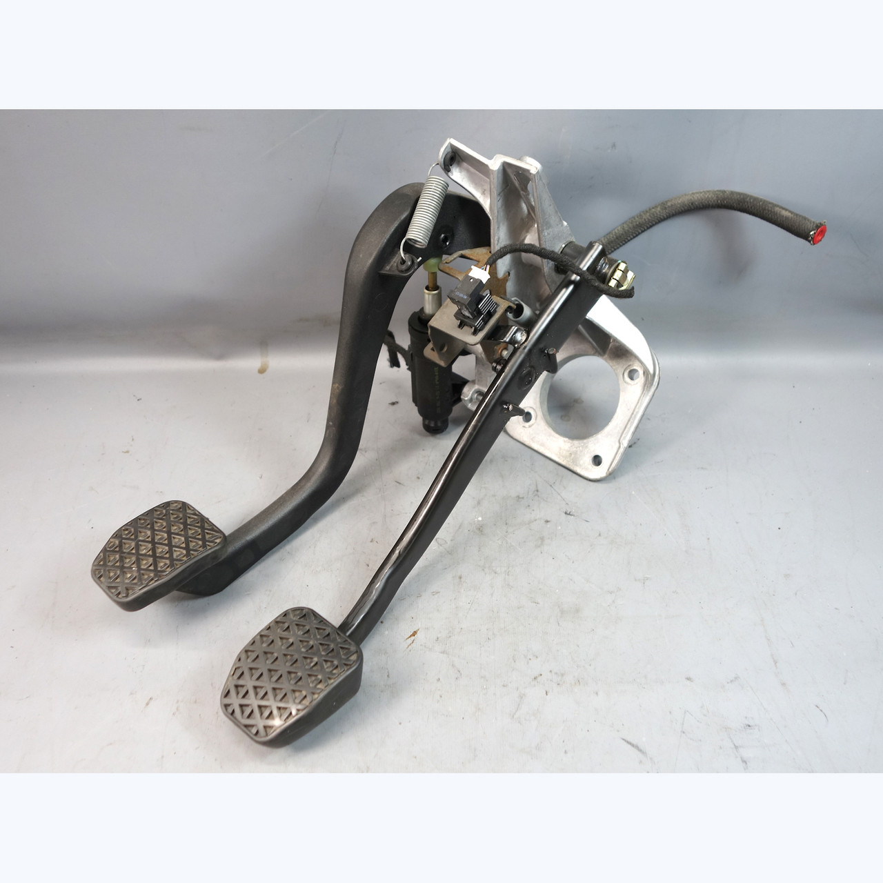 2003-2008 BMW E85 E86 Z4 Roadster Coupe Clutch Brake Pedal Box Assembly OEM 2003-2008 BMW E85 E86 Z4 Roadster Coupe Clutch Brake Pedal Box Assembly OEM