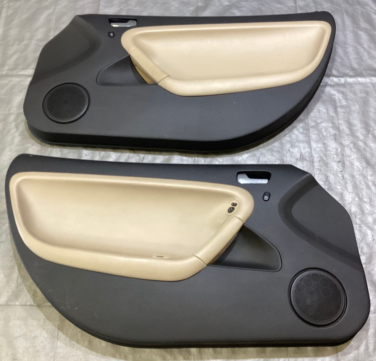 2006-2009 Pontiac Solstice Interior Door Panels / Pair / Sand Leather / OEM / PS072 2006-2009 Pontiac Solstice Interior Door Panels / Pair / Sand Leather / OEM / PS072