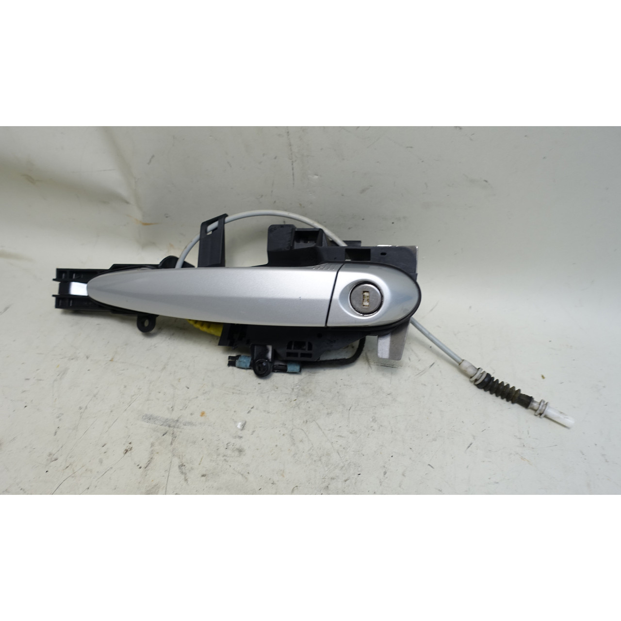 2008-2013 BMW E82 1-Series Coupe Left Exterior Outside Door Handle Titan Silver 2008-2013 BMW E82 1-Series Coupe Left Exterior Outside Door Handle Titan Silver