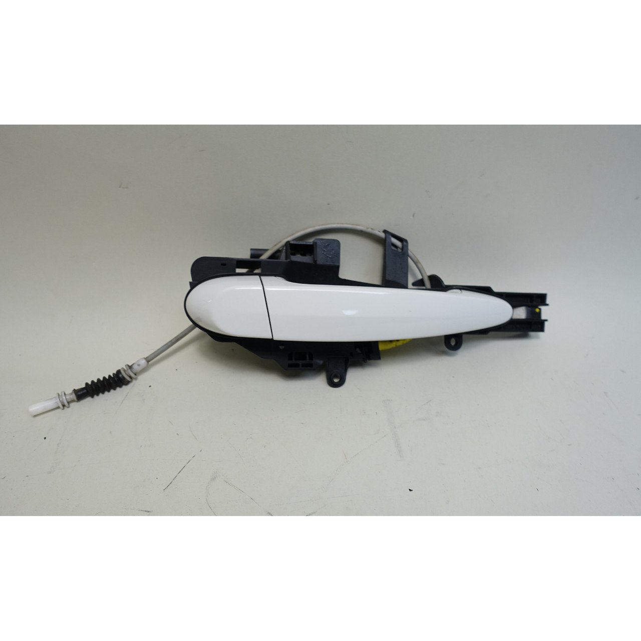 2008-2013 BMW E82 E88 1-Series Right Outside Exterior Door Handle Alpine White 2008-2013 BMW E82 E88 1-Series Right Outside Exterior Door Handle Alpine White