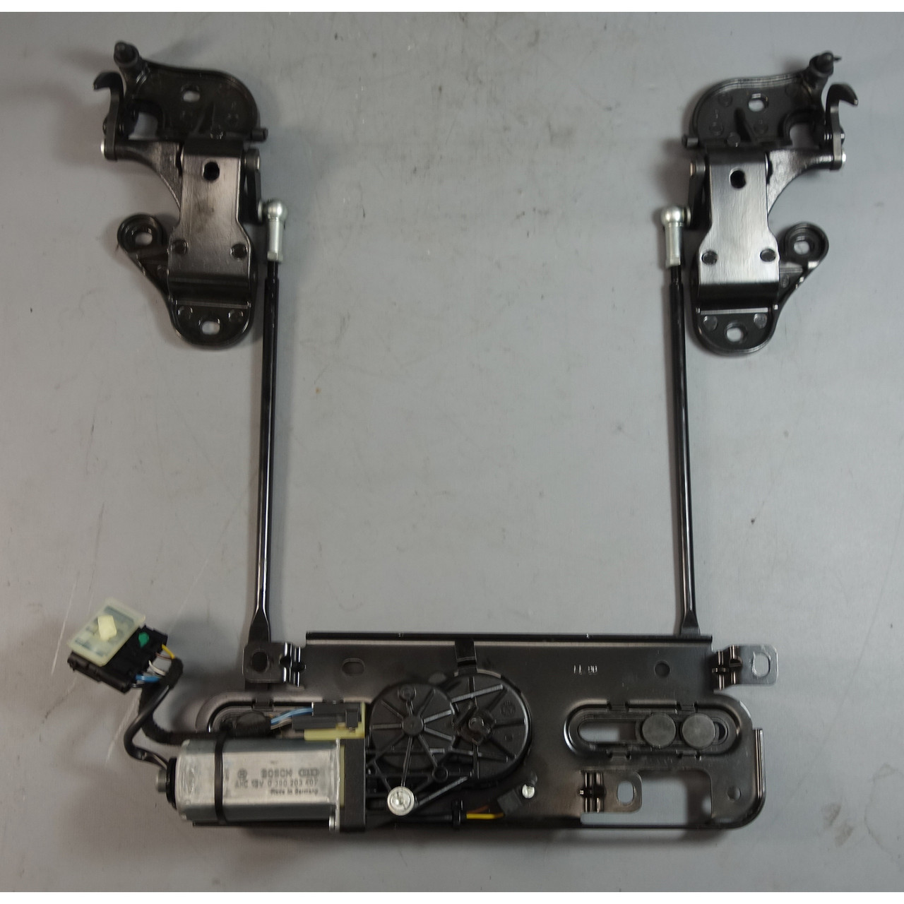 2008-2013 BMW E88 1-Series Convertible Top Locking Motor w/ Brackets OE 2008-2013 BMW E88 1-Series Convertible Top Locking Motor w/ Brackets OE