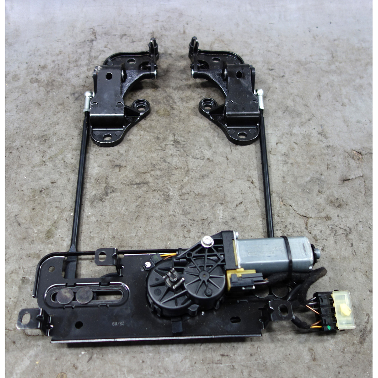 2008-2013 BMW E88 1-Series Convertible Top Locking Motor w/ Brackets OEM 2008-2013 BMW E88 1-Series Convertible Top Locking Motor w/ Brackets OEM