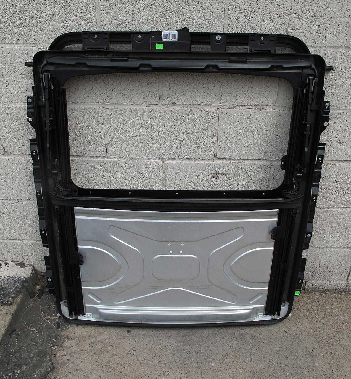 BMW E60 5-Series Sedan Sunroof Moonroof Sliding Cassette Frame Track 2004-2010 BMW E60 5-Series Sedan Sunroof Moonroof Sliding Cassette Frame Track 2004-2010