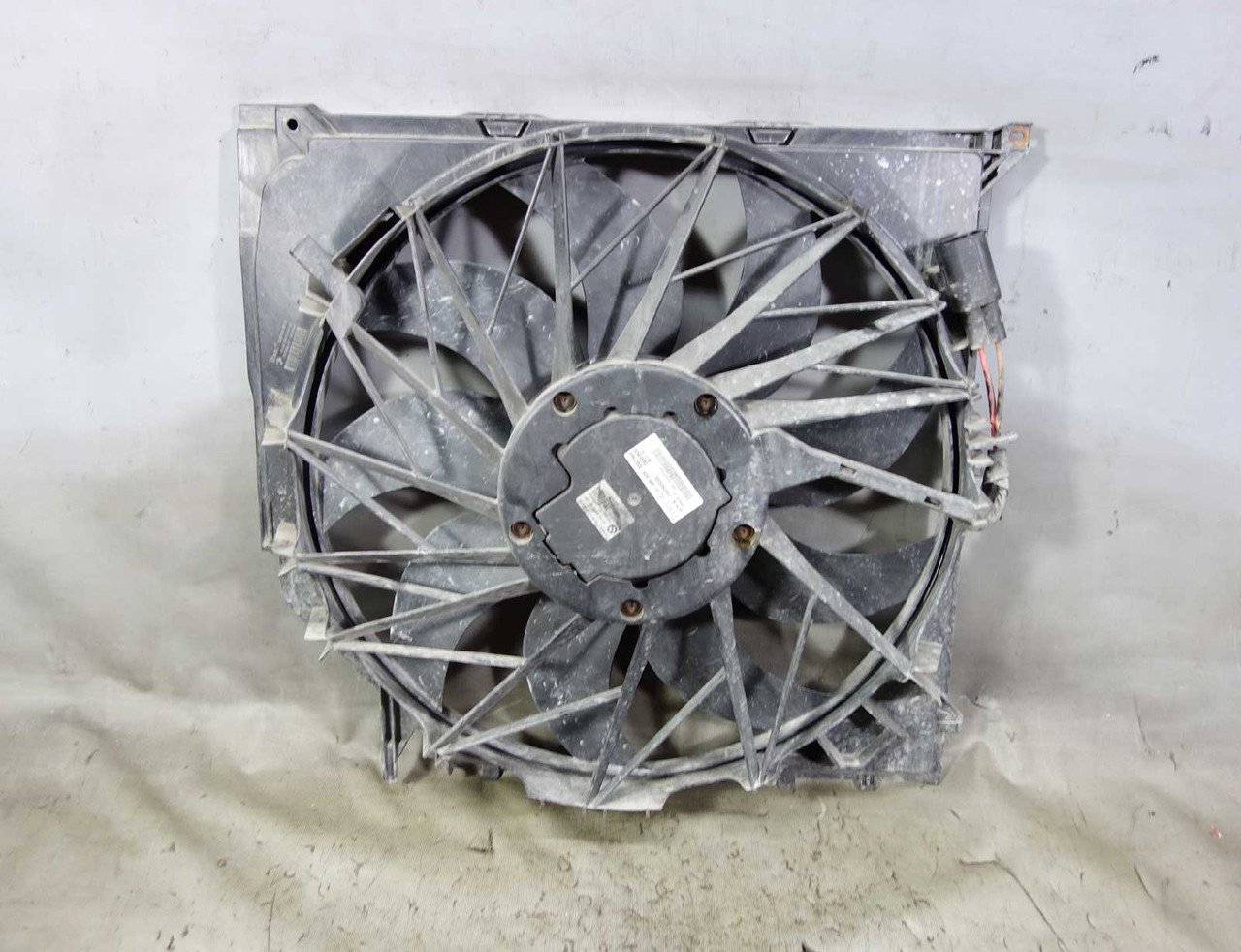 BMW E83 X3 SAV Main Electric Engine Cooling Fan w Motor 600 Watt 2004-2010 OEM BMW E83 X3 SAV Main Electric Engine Cooling Fan w Motor 600 Watt 2004-2010 OEM