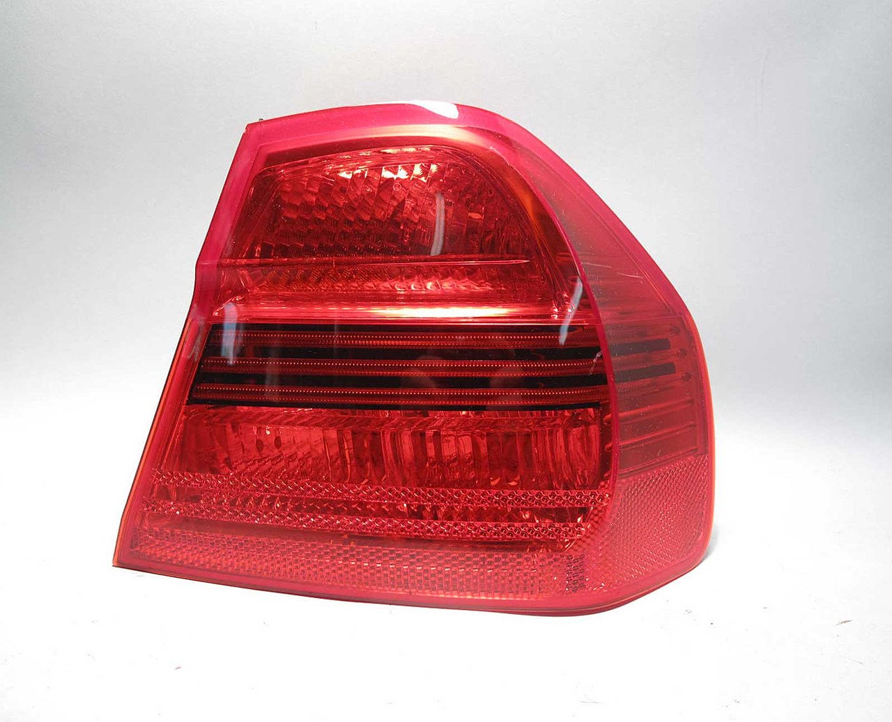 BMW E90 3-Series 4dr Sedan Early Right Rear Outer Tail Light 2006-2008 USED OEM BMW E90 3-Series 4dr Sedan Early Right Rear Outer Tail Light 2006-2008 USED OEM