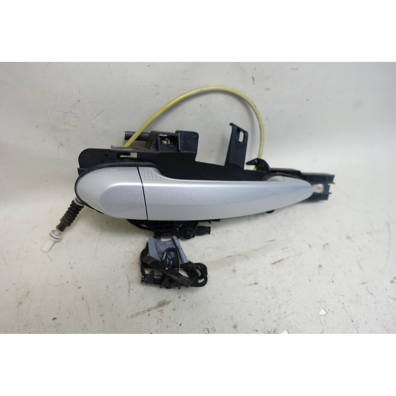 Damaged 08-13 BMW E82 1-Series Coupe Right Comfort Door Handle Titan Silver OEM Damaged 08-13 BMW E82 1-Series Coupe Right Comfort Door Handle Titan Silver OEM