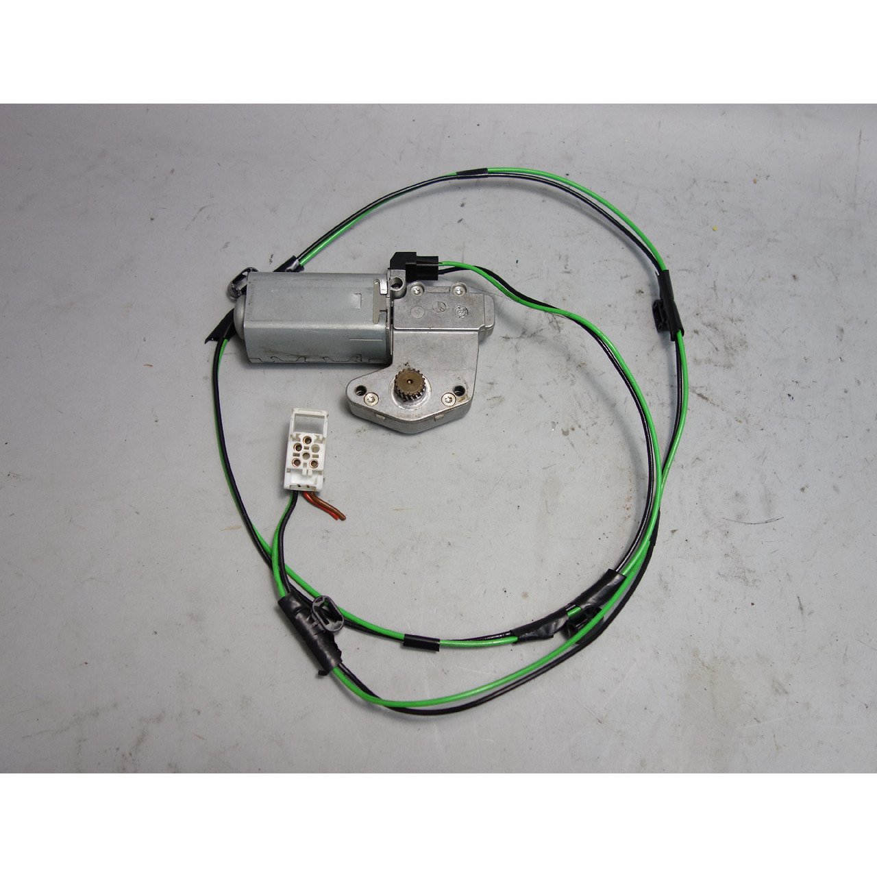 Damaged 1999-2002 BMW Z3 Coupe Drive Motor for Tilting Sunroof Moonroof OEM Damaged 1999-2002 BMW Z3 Coupe Drive Motor for Tilting Sunroof Moonroof OEM