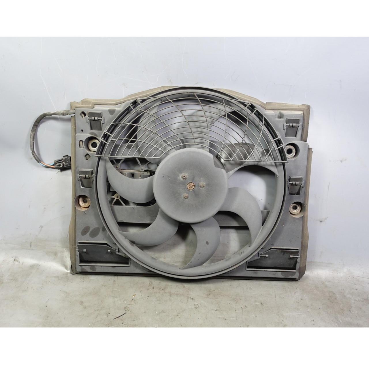 Damaged BMW E46 3-Series Auxiliary AC Cooling Electric Fan Shroud 1999-2006 OEM Damaged BMW E46 3-Series Auxiliary AC Cooling Electric Fan Shroud 1999-2006 OEM